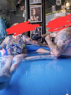 FR/EN -Tatouer dans une piscine gonflable ? Une anecdote révélatrice d’un problème national sérieux